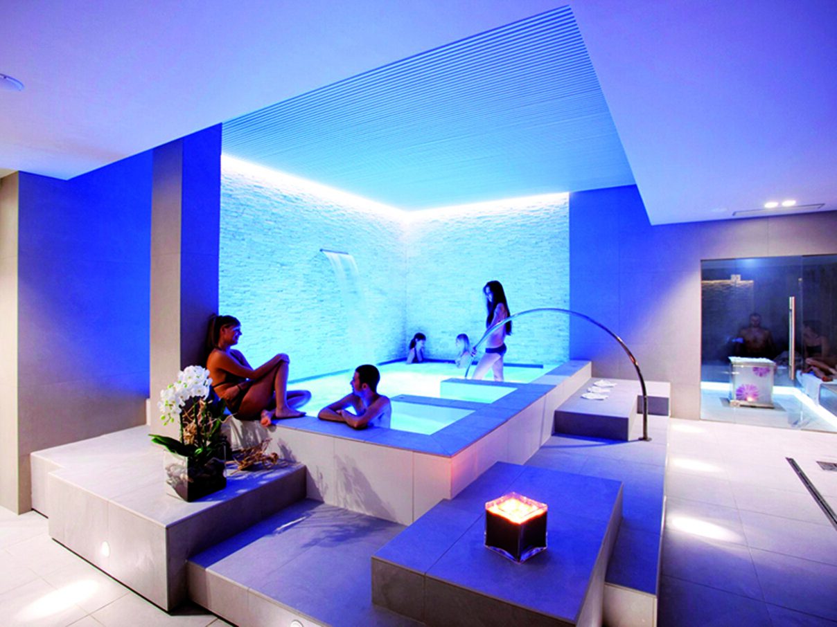 Luxury spa experience with candles and relaxation setting representing Smartbox premium wellness gifts